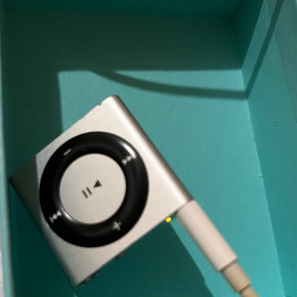 Apple iPod Shuffle silver mp3 player with clip - Picture 6 of 6